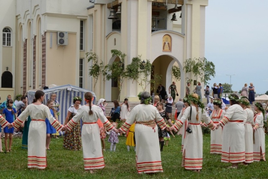 traditsii-i-narodnye-primety-troitsy-chto-mozhno-delat-i-nelzya-v-eto-den-i-na-sleduyushhij-posle-nego-foto-den-svyatoj-troitsy-pravoslavnyj-prazdnik