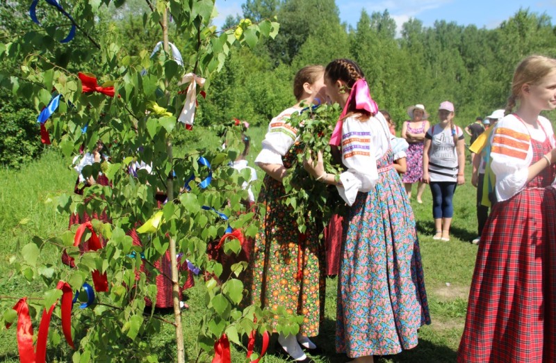 traditsii-i-narodnye-primety-troitsy-chto-mozhno-delat-i-nelzya-v-eto-den-i-na-sleduyushhij-posle-nego-foto-semik-i-troitsa