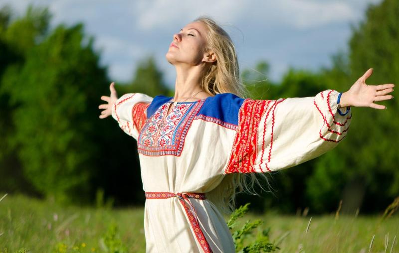 samye-krasivye-starinnye-slavyanskie-imena-dlya-devochki-znachenie-imen-i-harakter-foto-slavyanskaya-devushka-darina