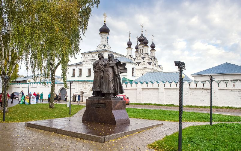 krasoty-vladimira-i-drugih-gorodov-zolotogo-koltsa-vladimirskoy-oblasti-foto-gorod-murom-pamyatnik-petru-i-fevronii