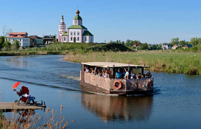 krasoty-vladimira-i-drugih-gorodov-zolotogo-koltsa-vladimirskoy-oblasti-gorod-suzdal-rechnoy-tramvaychik-po-reke-kamenka