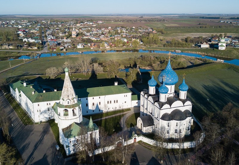 turizm-v-rossii-krasoty-vladimira-i-drugih-gorodov-zolotogo-koltsa-vladimirskoy-oblasti-gorod-suzdal-kreml-vid-sverhu-reka-kamenka