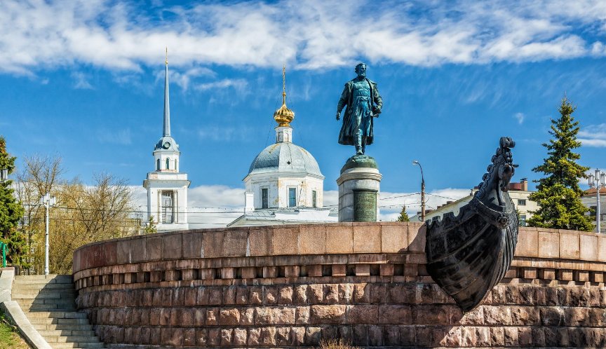 gorod-tver-i-tverskaya-oblast-dostoprimechatelnosti-foto-pamyatnik-afanasiyu-nikitinu-v-tveri