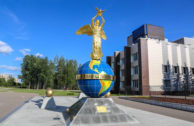 smolensk-i-oblast-dostoprimechatelnosti-foto-desnogorsk-pamyatnik-angel-mira